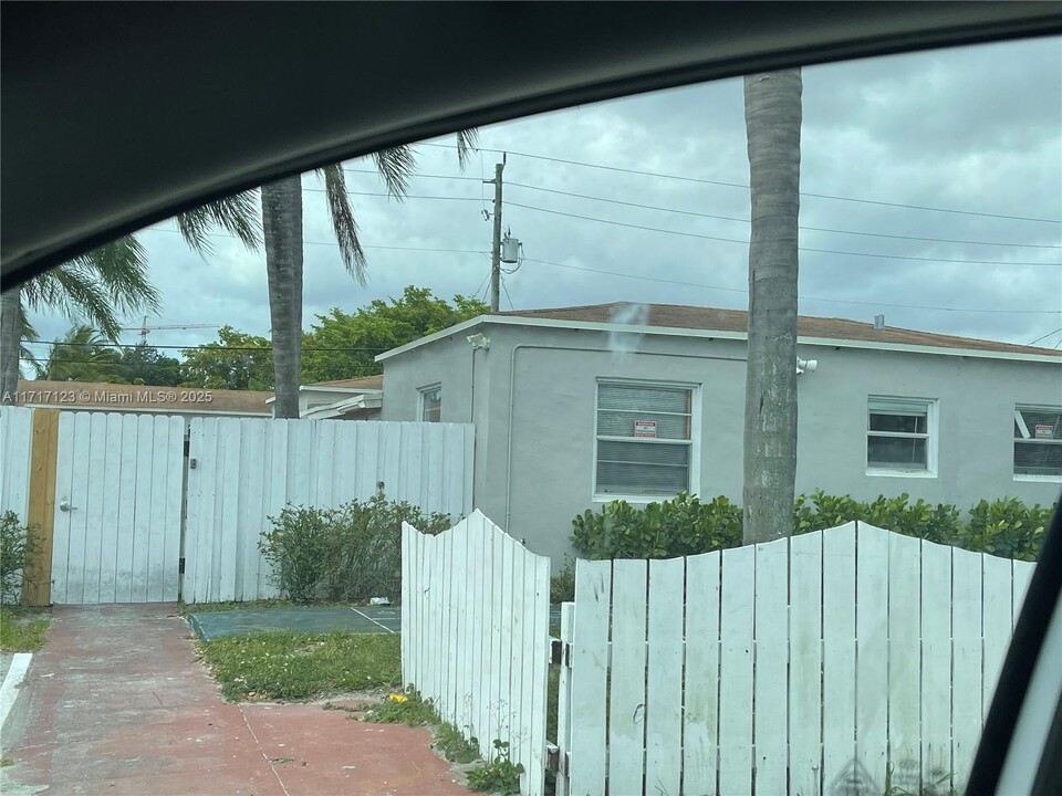 1842 Johnson St in Hollywood, FL - Building Photo