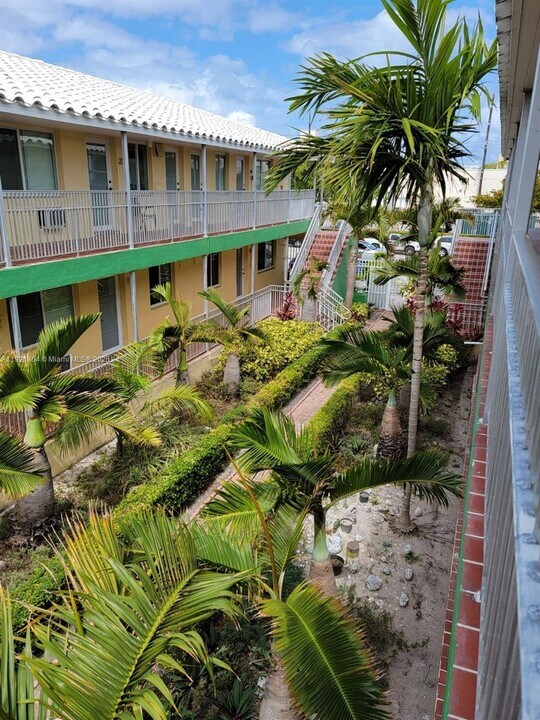 7400 Harding Ave in Miami Beach, FL - Building Photo