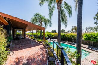 560 N Tigertail Rd in Los Angeles, CA - Building Photo - Building Photo