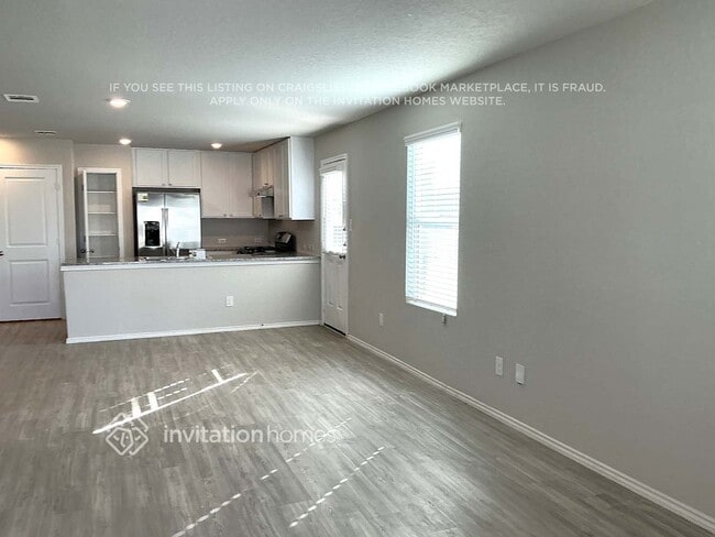 10510 Varmus Dr, Unit 300C-102 in Converse, TX - Foto de edificio - Building Photo