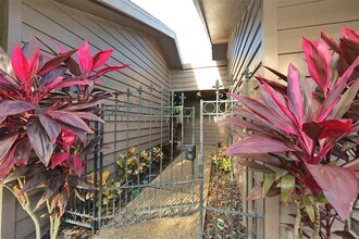 5728 Doral Dr in Sarasota, FL - Building Photo - Building Photo