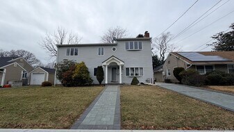 35 Lynwood Dr in Valley Stream, NY - Building Photo