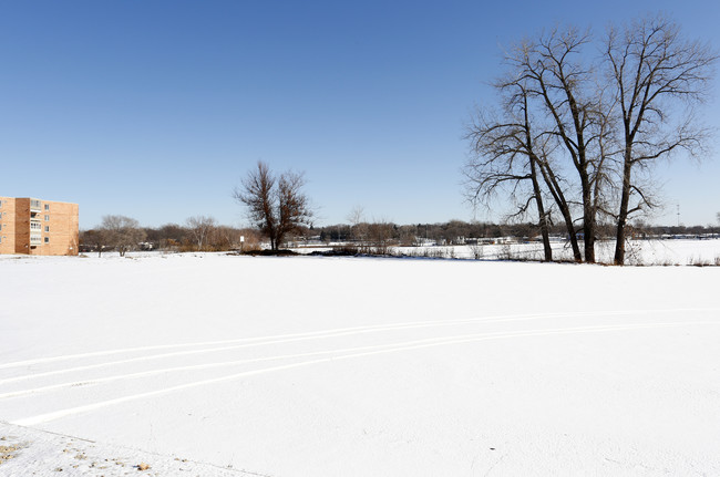 Tanners Lake Apartments in Oakdale, MN - Building Photo - Building Photo