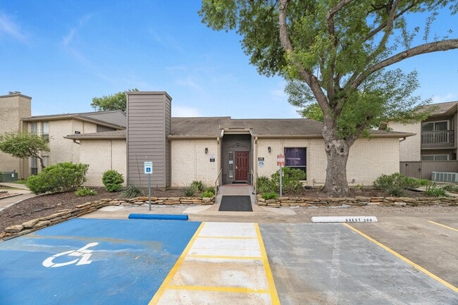 1900 Bay Area Blvd in Houston, TX - Building Photo - Building Photo