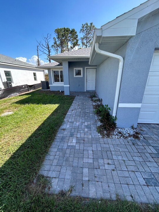 8440 Agate St in Port Charlotte, FL - Building Photo