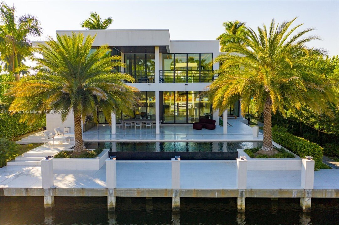 128 Fiesta Way in Fort Lauderdale, FL - Foto de edificio