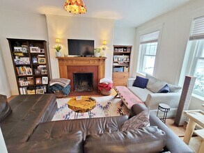 14 Colbourne Cres, Unit 1 in Brookline, MA - Foto de edificio - Building Photo