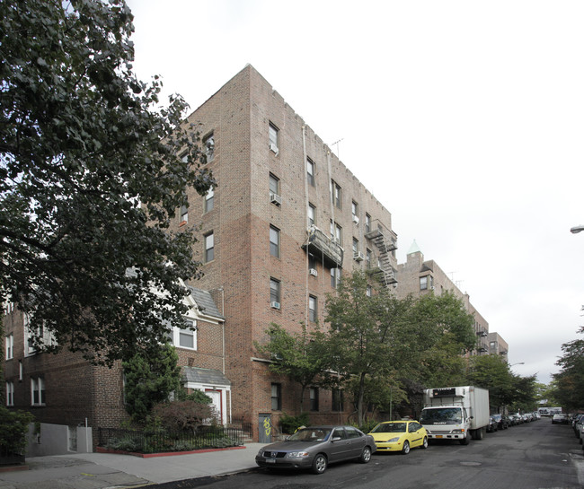 sunnyside apartments in Long Island City, NY - Foto de edificio - Building Photo