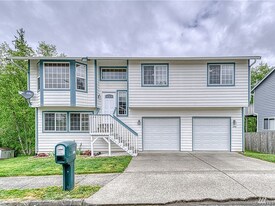 2989 Lowren Loop in Port Orchard, WA - Building Photo