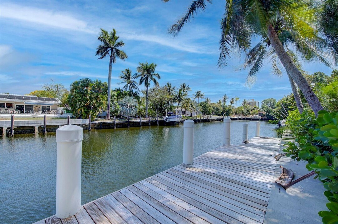 5240 NE 29th Ave in Fort Lauderdale, FL - Foto de edificio