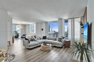 244 Biscayne Blvd in Miami, FL - Building Photo