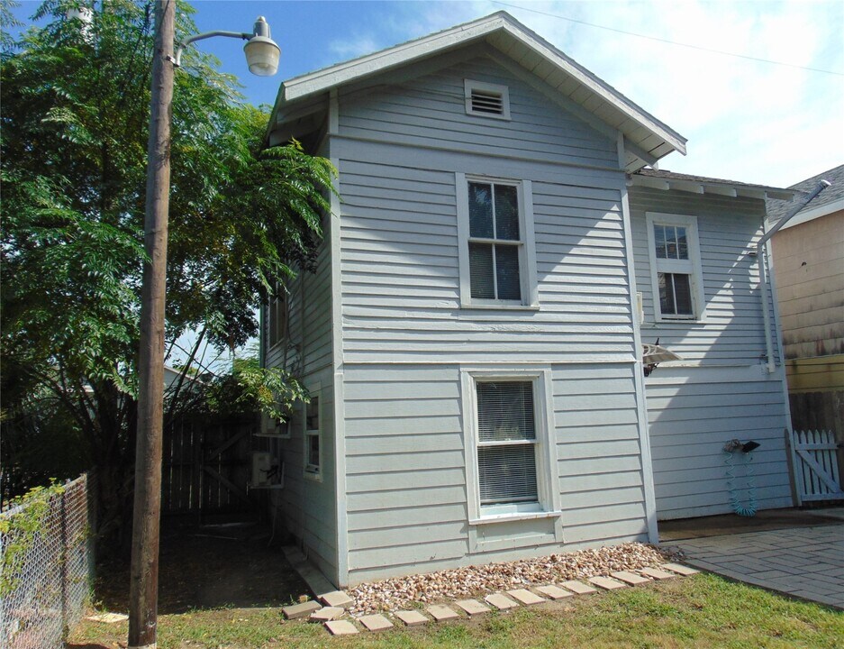 5113 Avenue O 1/2 in Galveston, TX - Building Photo