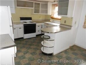 8 Burnham St in Plymouth, CT - Building Photo - Building Photo