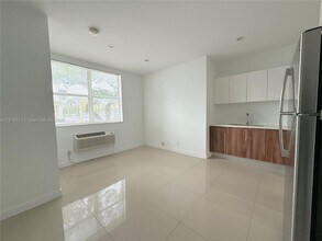 924 Marseille Dr in Miami Beach, FL - Building Photo - Building Photo
