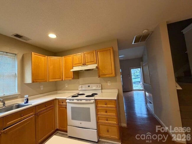 6007 Cougar Ln in Charlotte, NC - Foto de edificio - Building Photo