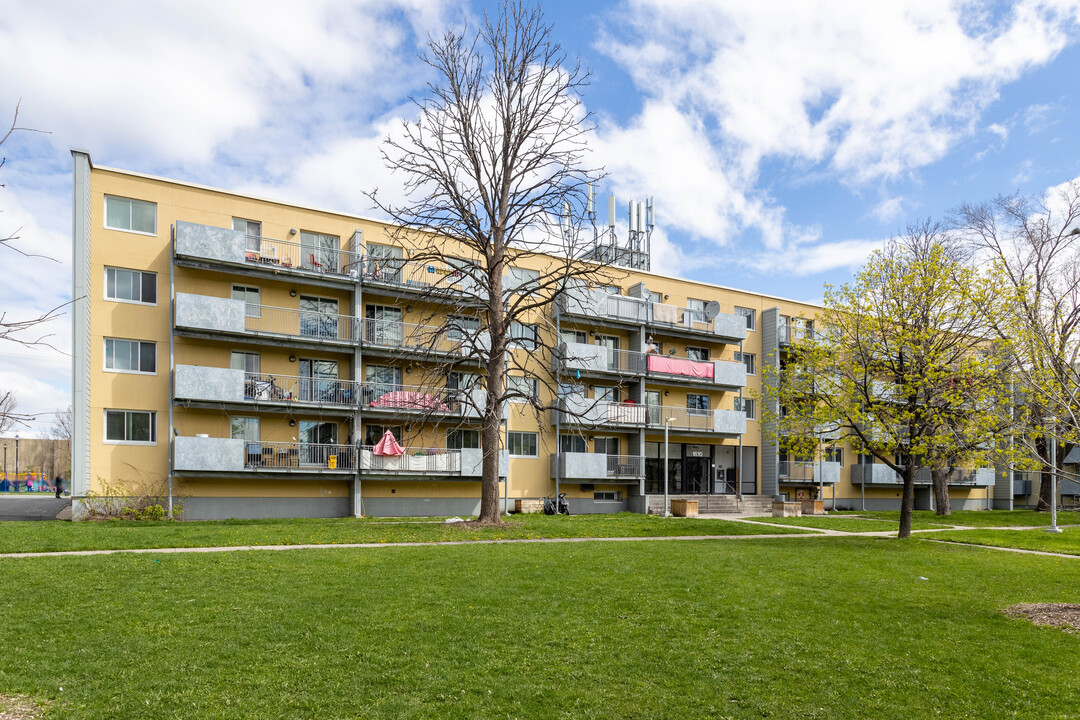 1610 Duff Crt Rue in Montréal, QC - Building Photo