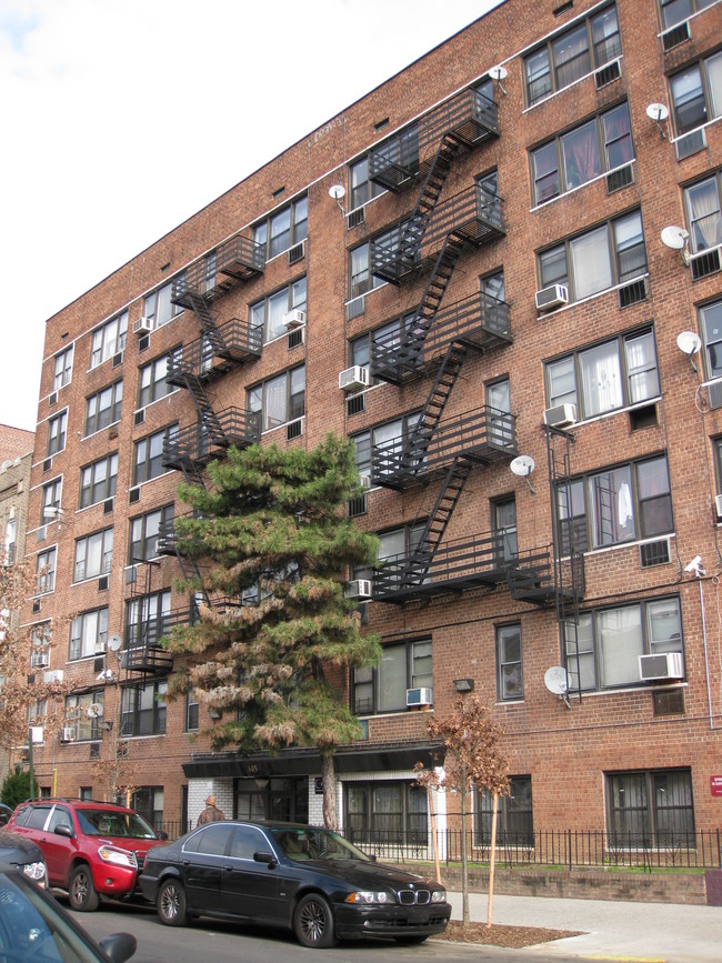 405 E 16th St in Brooklyn, NY - Foto de edificio - Building Photo