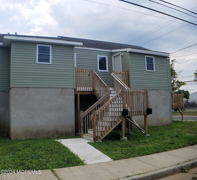 100 Seeley Ave in Keansburg, NJ - Building Photo