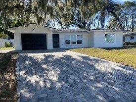 1204 Lake Elbert Dr SE in Winter Haven, FL - Building Photo
