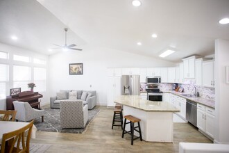 1599 S Main St in Bountiful, UT - Foto de edificio - Building Photo