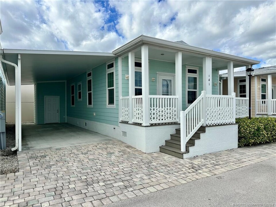 139 NE Coastal Dr in Ocean Breeze, FL - Building Photo