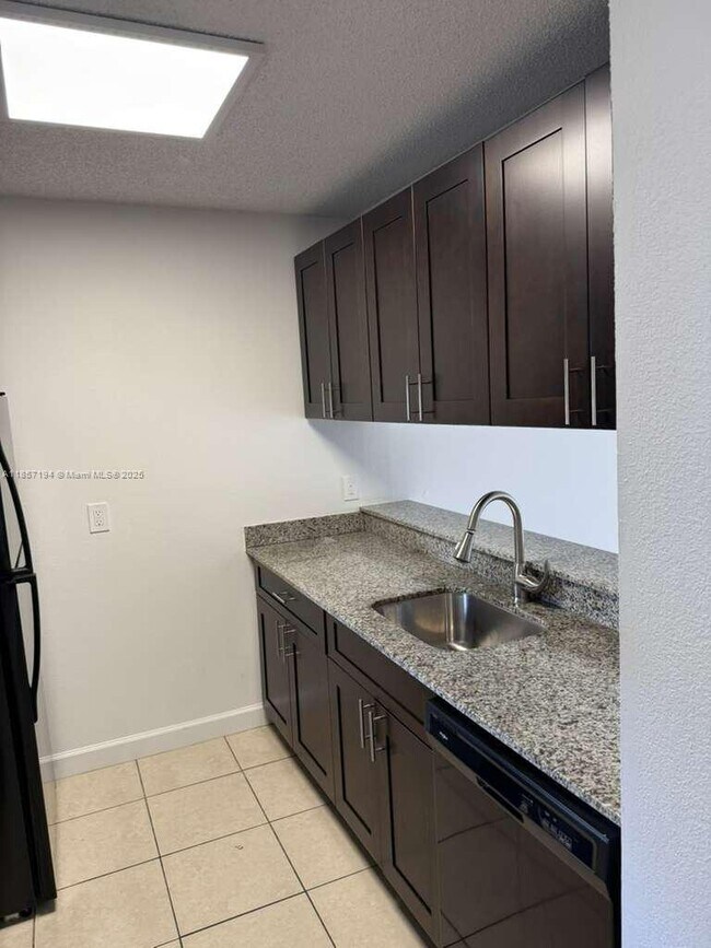 8620 N Sherman Cir in Miramar, FL - Building Photo - Building Photo