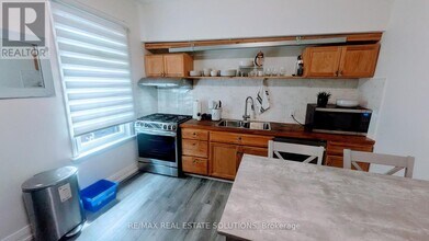 206 Bathurst St in Toronto, ON - Building Photo - Building Photo