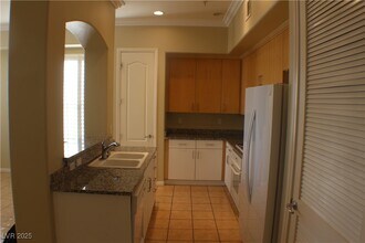 50 E Serene Ave in Las Vegas, NV - Foto de edificio - Building Photo