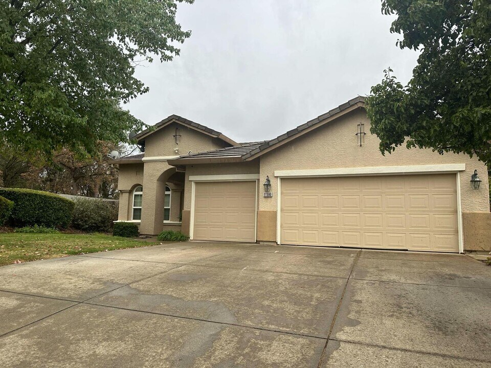 11590 Stonebrook Dr in Auburn, CA - Building Photo