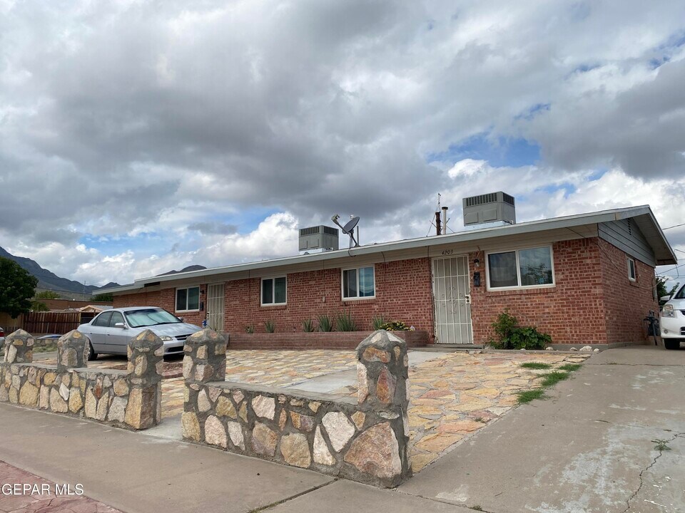 4201 Edgar Park Ave in El Paso, TX - Building Photo