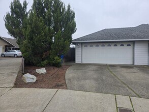 1690-1692 Nunnwood Ln in Grants Pass, OR - Building Photo - Building Photo