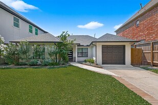 5121 Locust St in Bellaire, TX - Building Photo