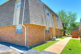 Candlewood Apartments in Lawton, OK - Foto de edificio - Building Photo