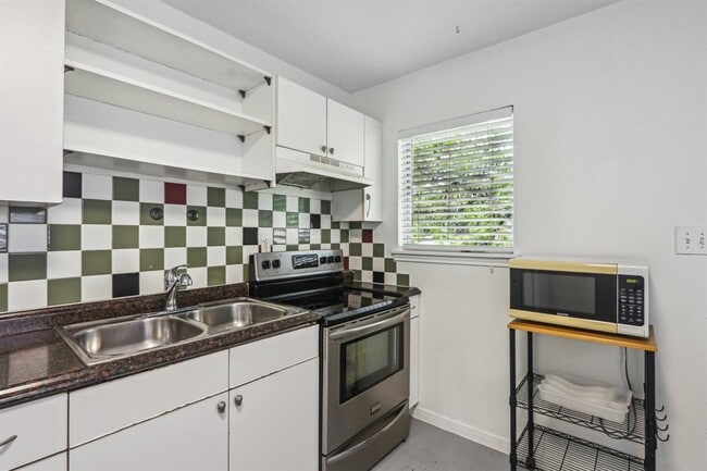property at 1708 Chicon St