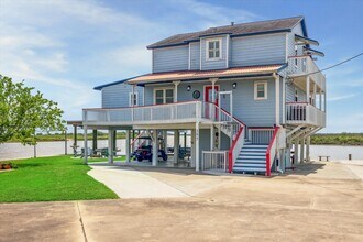 395 Redfish Dr in Freeport, TX - Building Photo - Building Photo