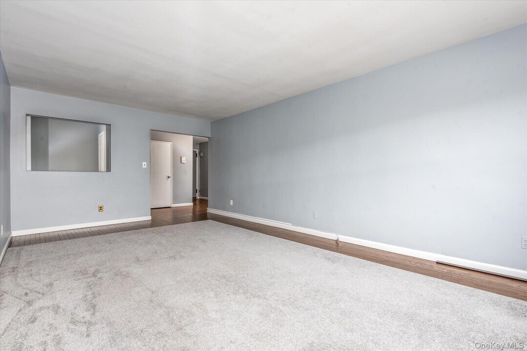 11 Park Pl in Rockville Centre, NY - Building Photo
