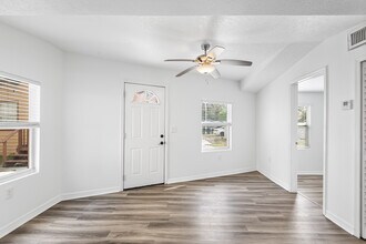 3722 Deleuil Ave in Tampa, FL - Foto de edificio - Building Photo