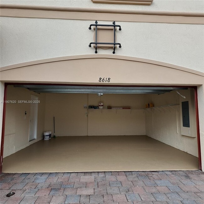 8618 W 33rd Ave in Hialeah, FL - Building Photo - Building Photo