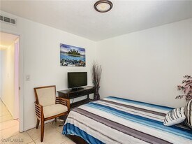 4625 Bayshore Dr in Naples, FL - Building Photo