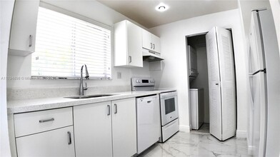 14905 SW 80th St in Miami, FL - Foto de edificio - Building Photo