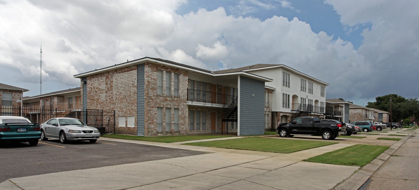 Acadian Village Apartment in Gretna, LA - Building Photo