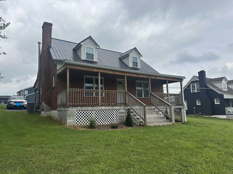 1810 Churchville Ave in Staunton, VA - Building Photo