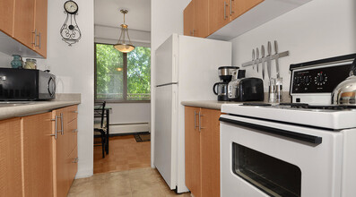 48 Isabella St Apartments in Toronto, ON - Building Photo - Building Photo