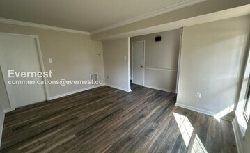 5818 Riverside Dr in Woodbridge, VA - Foto de edificio - Building Photo