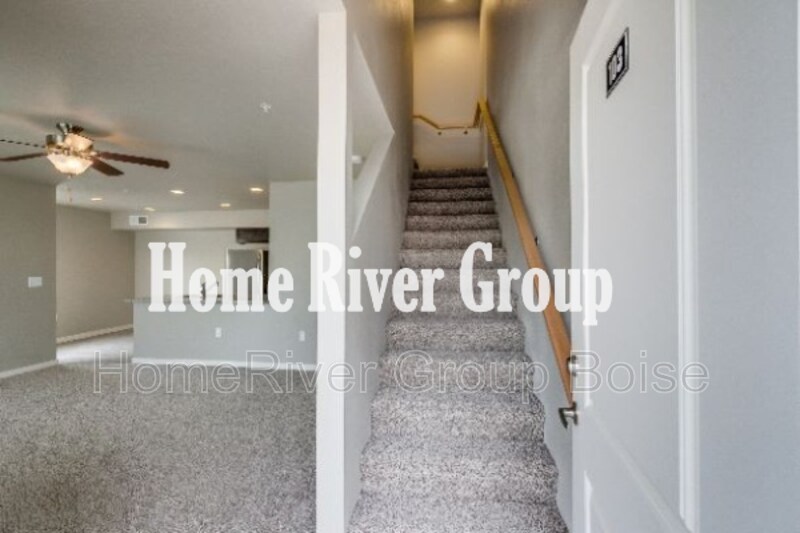 808 E Wandering Ln in Kuna, ID - Building Photo
