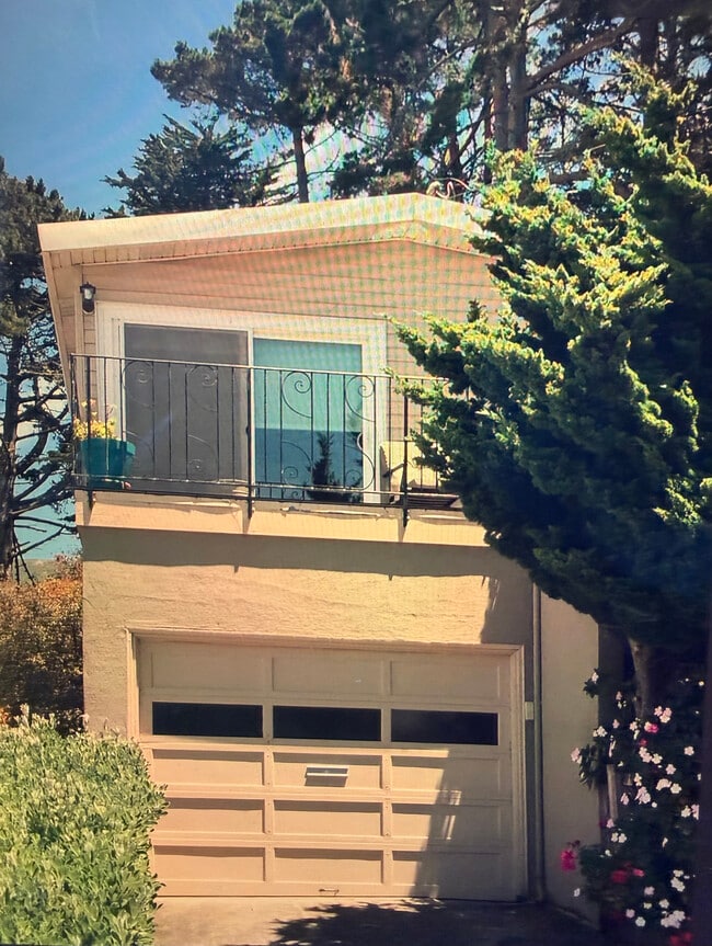 233 Reichling Ave in Pacifica, CA - Foto de edificio - Building Photo
