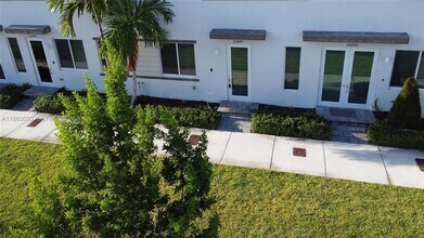 10447 NW 66th St in Doral, FL - Foto de edificio - Building Photo