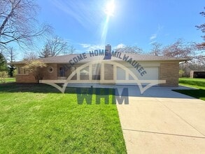 8575 N Hawthorne Rd in River Hills, WI - Building Photo - Building Photo
