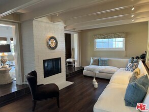 8050 Mulholland Dr in Los Angeles, CA - Building Photo - Building Photo