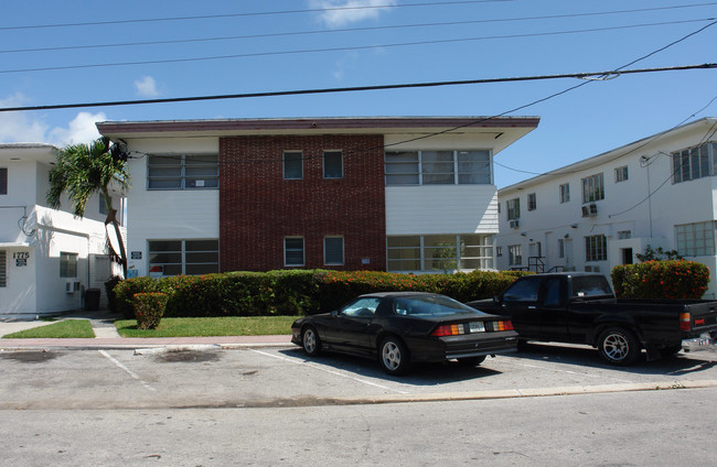 1765 Calais Dr in Miami Beach, FL - Foto de edificio - Building Photo